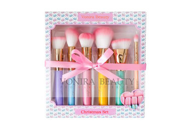Escovas bonitos cosméticas da composição do presente do Natal com cabelos macios cor-de-rosa bonitos