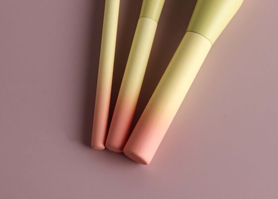 Vonira Beauty Luxury Precision Highlighter Brush com alças de madeira de cor gradiente