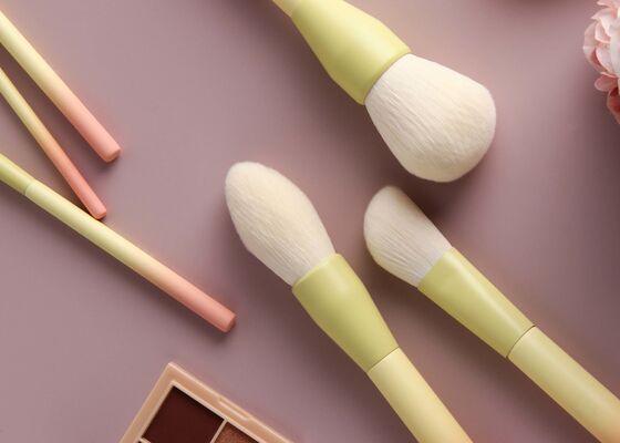 Vonira Beauty Luxury Precision Highlighter Brush com alças de madeira de cor gradiente